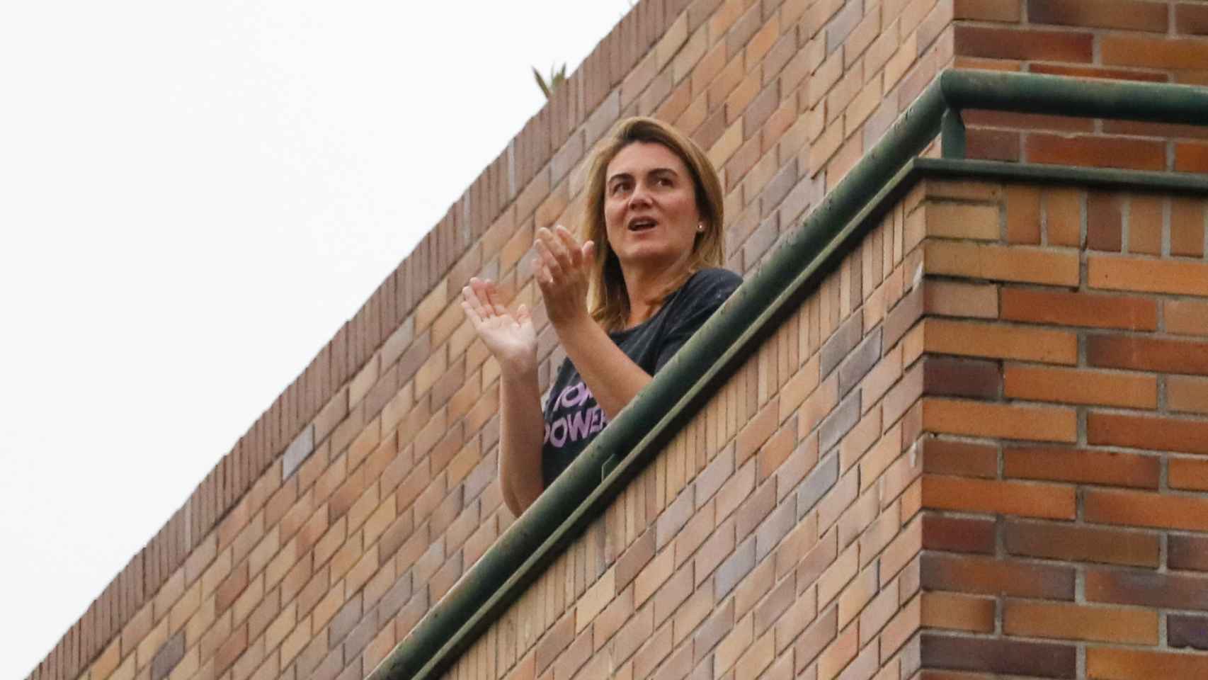 Carlota Corredera en su domicilio madrileño aplaudiendo a los sanitarios durante el confinamiento.