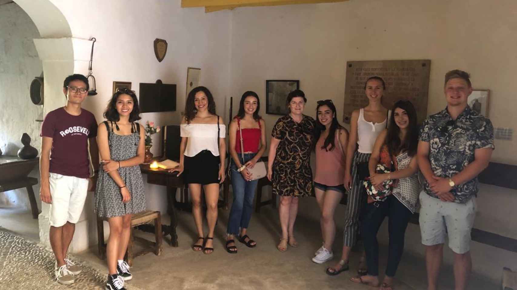 Un grupo de California visitando la casa solariega de Fray Junípero en Petra.