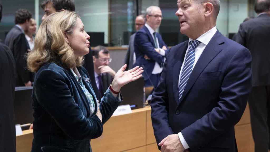 Nadia Calviño conversa con su homólogo alemán, Olaf Scholz, durante un Eurogrupo