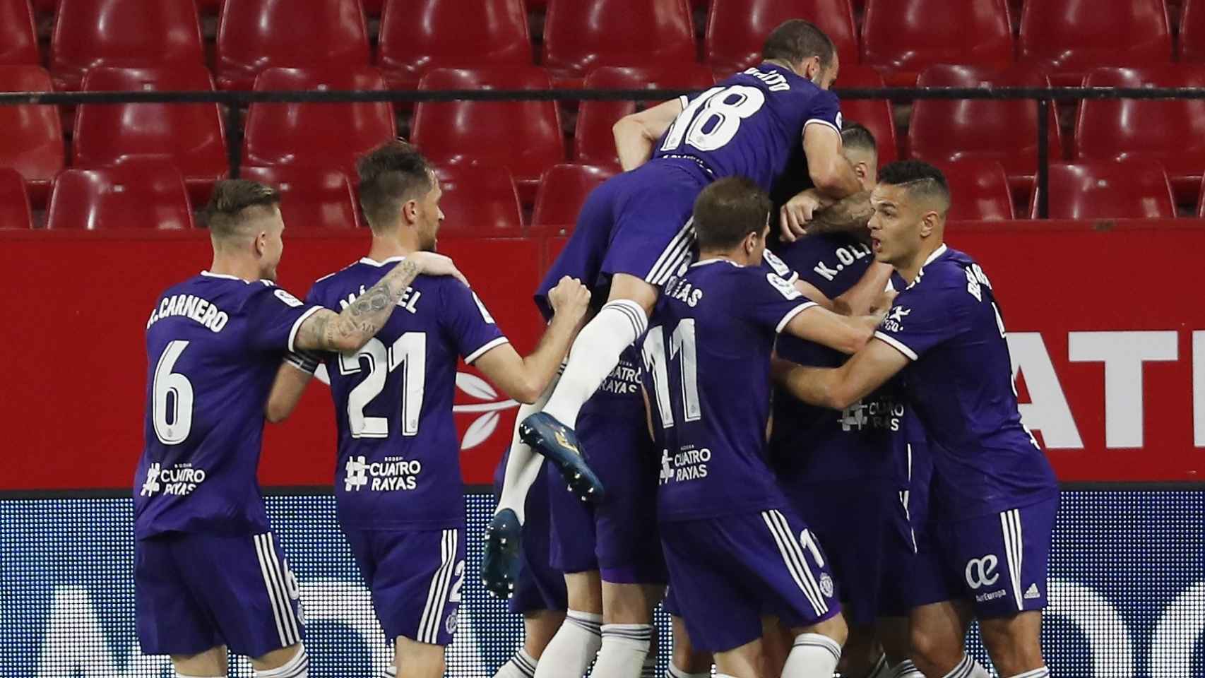 Los jugadores del Valladolid celebran el gol de Kiko Olivas en partido ante el Sevilla