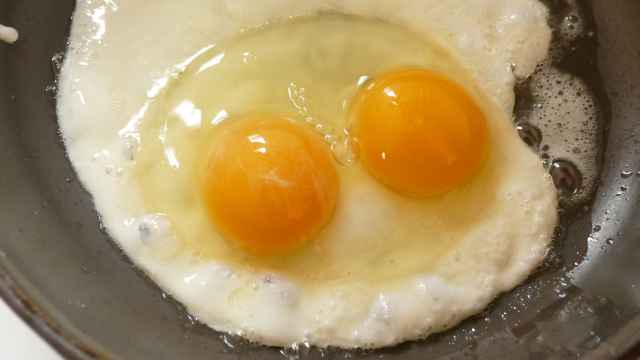 Una imagen de un huevo con dos yemas.