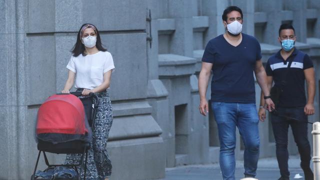 Inés Arrimadas paseando con su hijo y su marido, Xavier Cima.