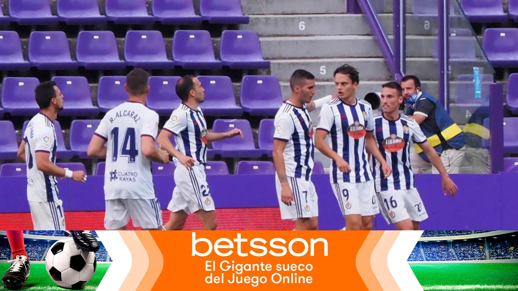 Piña de los jugadores del Valladolid para celebrar el gol en La Liga