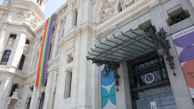 El Ayuntamiento de Madrid con la bandera LGTBI en 2019.