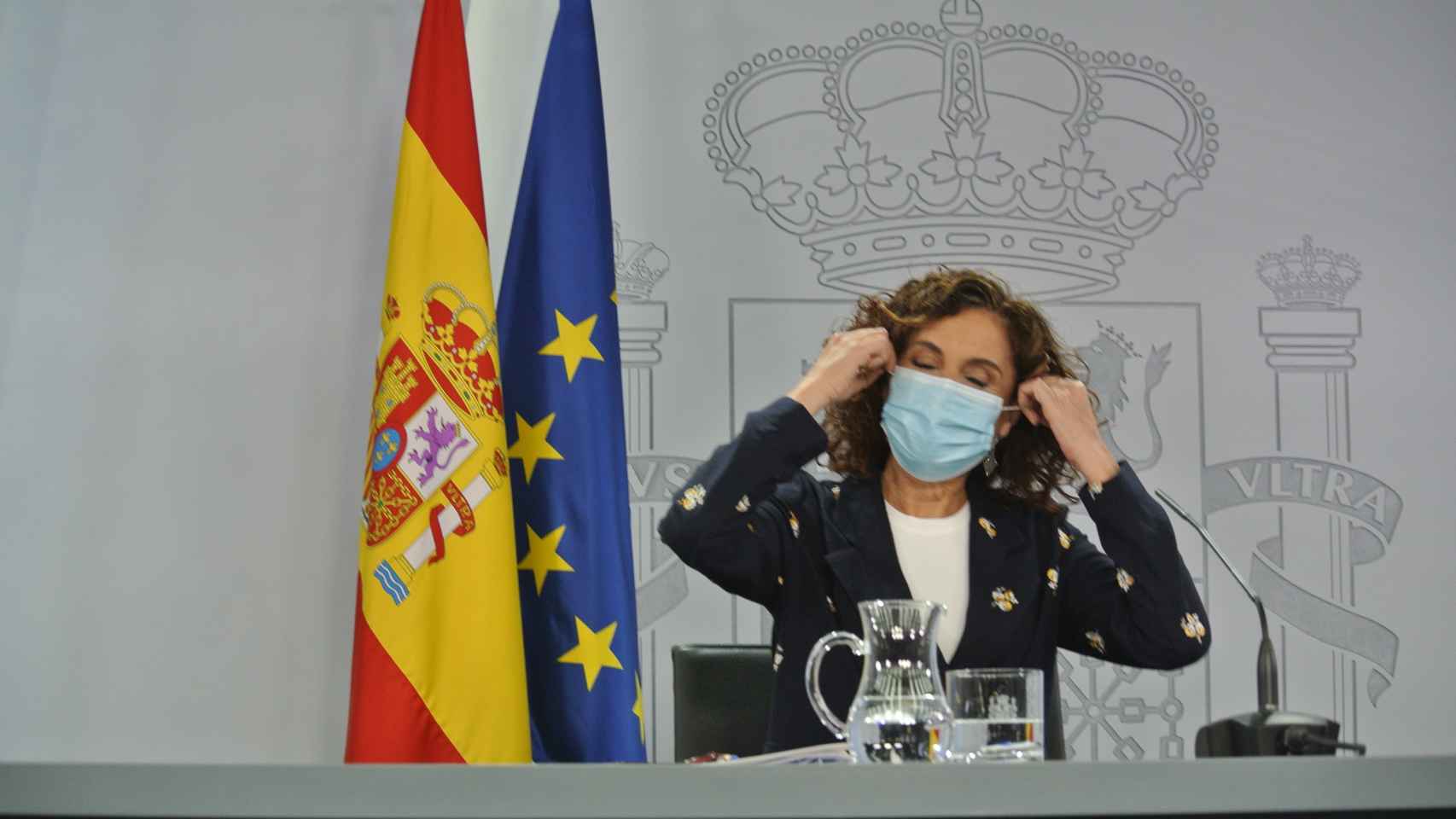 La ministra portavoz, María Jesús Montero, llega a la mesa de la sala de prensa del Consejo de Ministros.