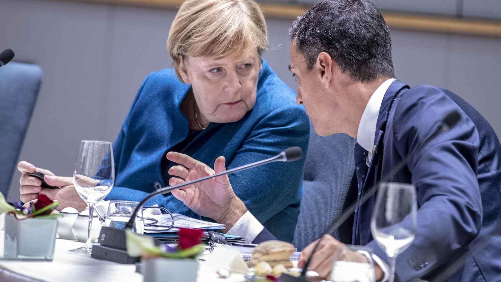 Angela Merkel y Pedro Sánchez conversan durante un Consejo Europeo