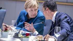 Angela Merkel y Pedro Sánchez conversan durante un Consejo Europeo