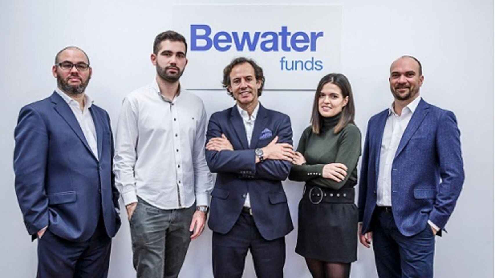 Ramón blanco, en el centro de la imagen, junto al equipo de Bewater Funds.