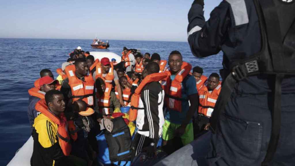 Cerca de 100 migrantes rescatados por Sea Watch a 30 km de la costa de Libia el 19 de junio.
