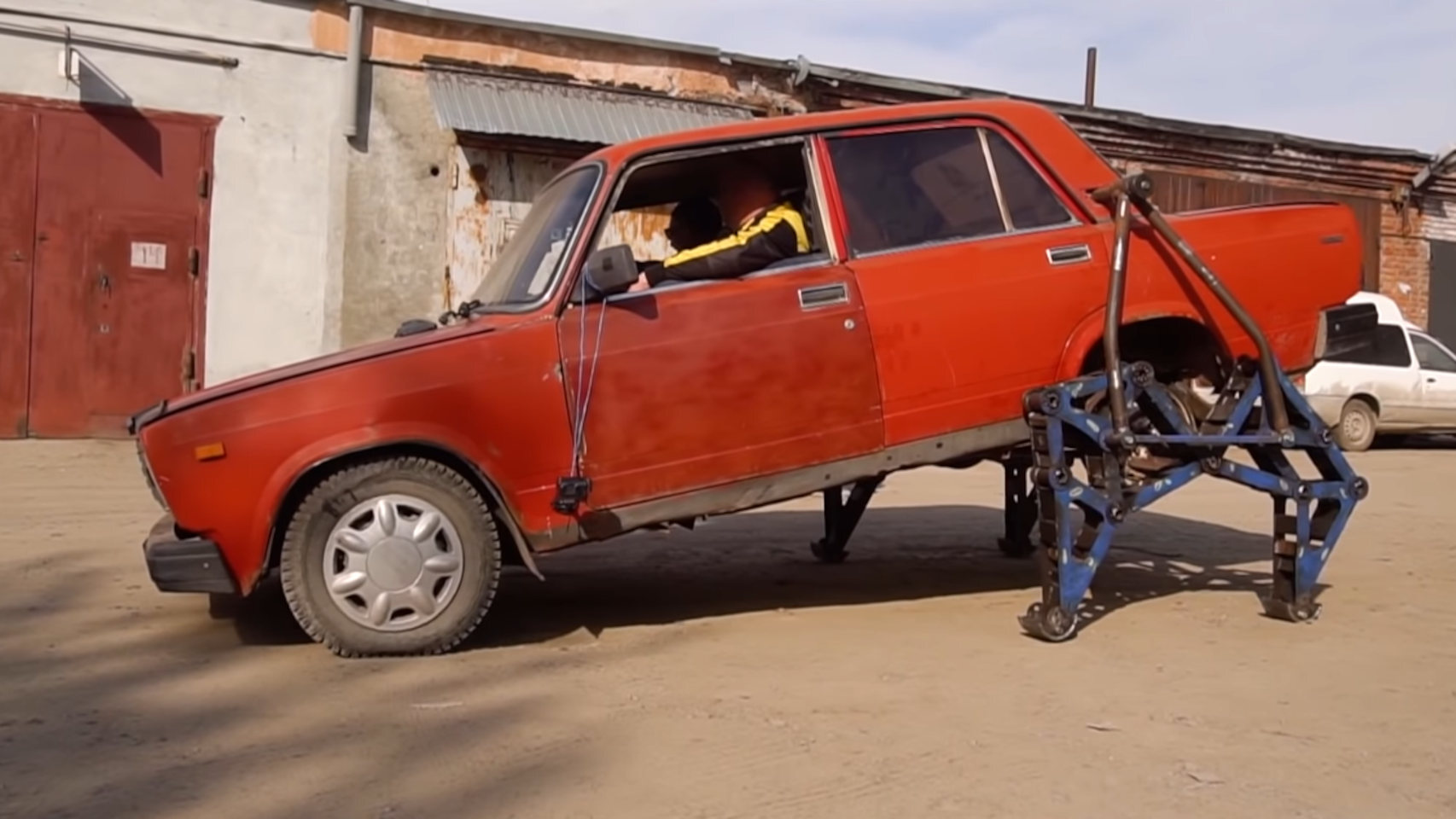 Youtubers rusos han creado un coche con patas