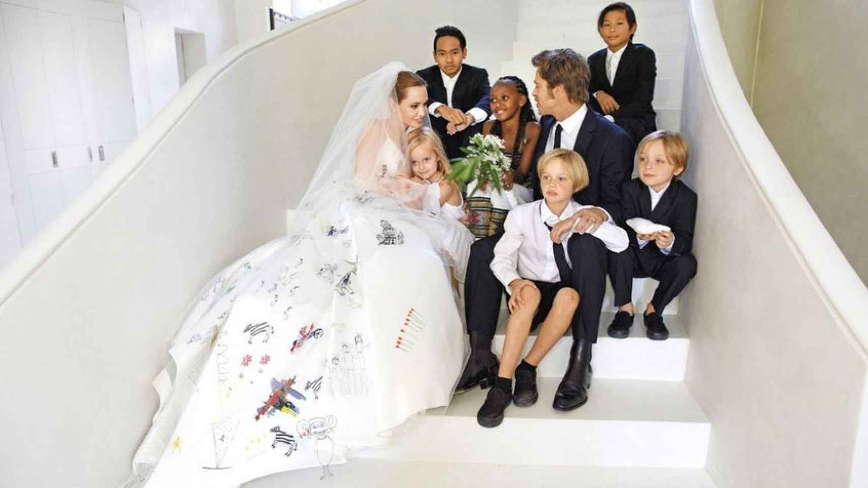 Angelina Jolie y Brad Pitt junto a sus hijos el día de su boda.