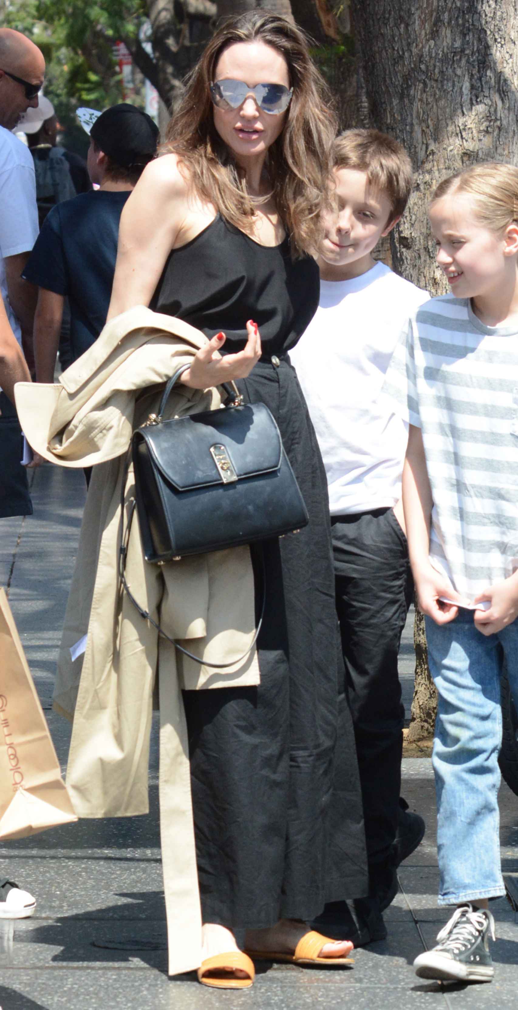 Angelina Jolie, al cuidado de sus hijos en Los Ángeles.