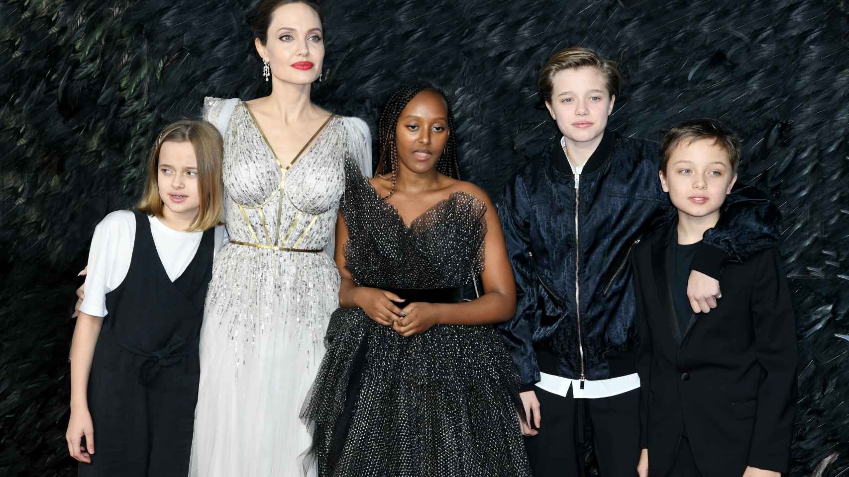 Angelina Jolie con cuatro de sus seis hijos.