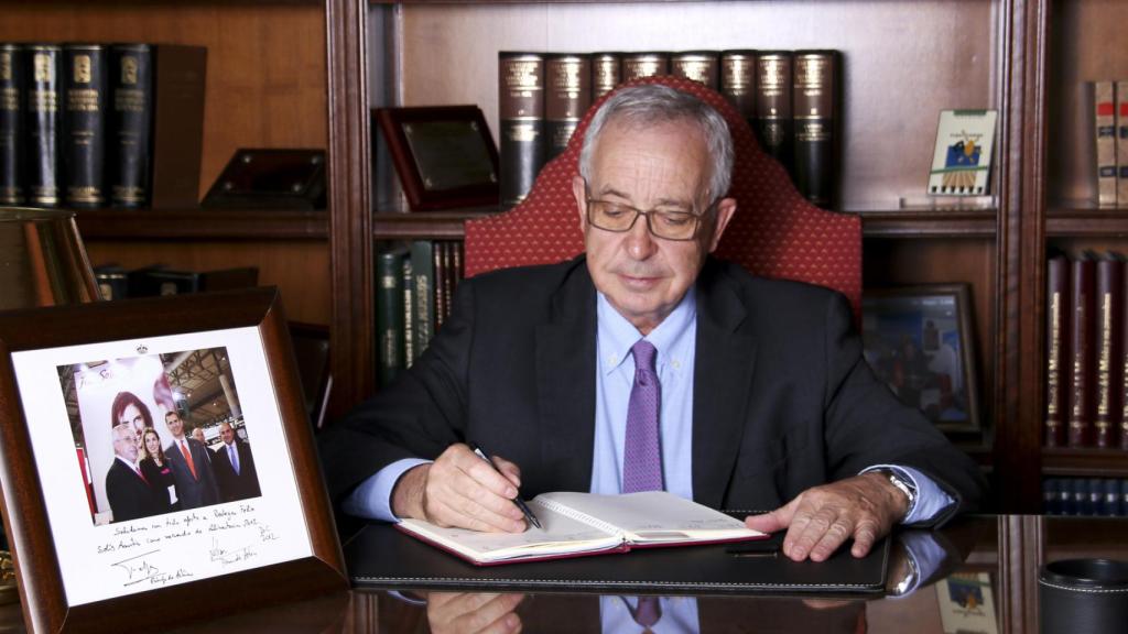 Félix Solís en su despacho.