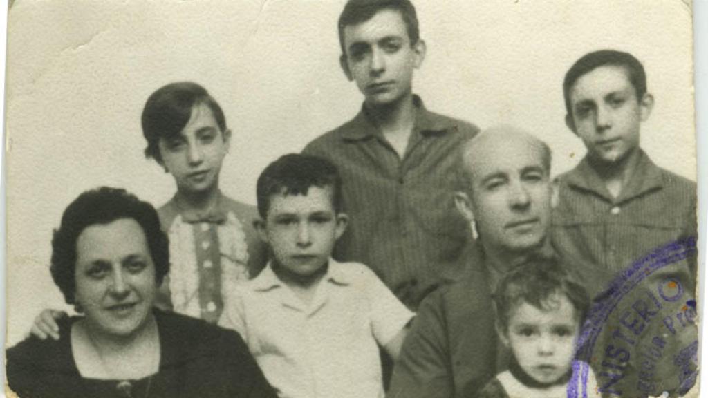 Félix Solís con sus padres y hermanos.