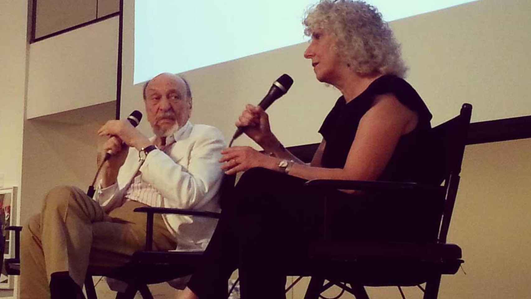 Milton Glaser, izquierda, participando en una charla.