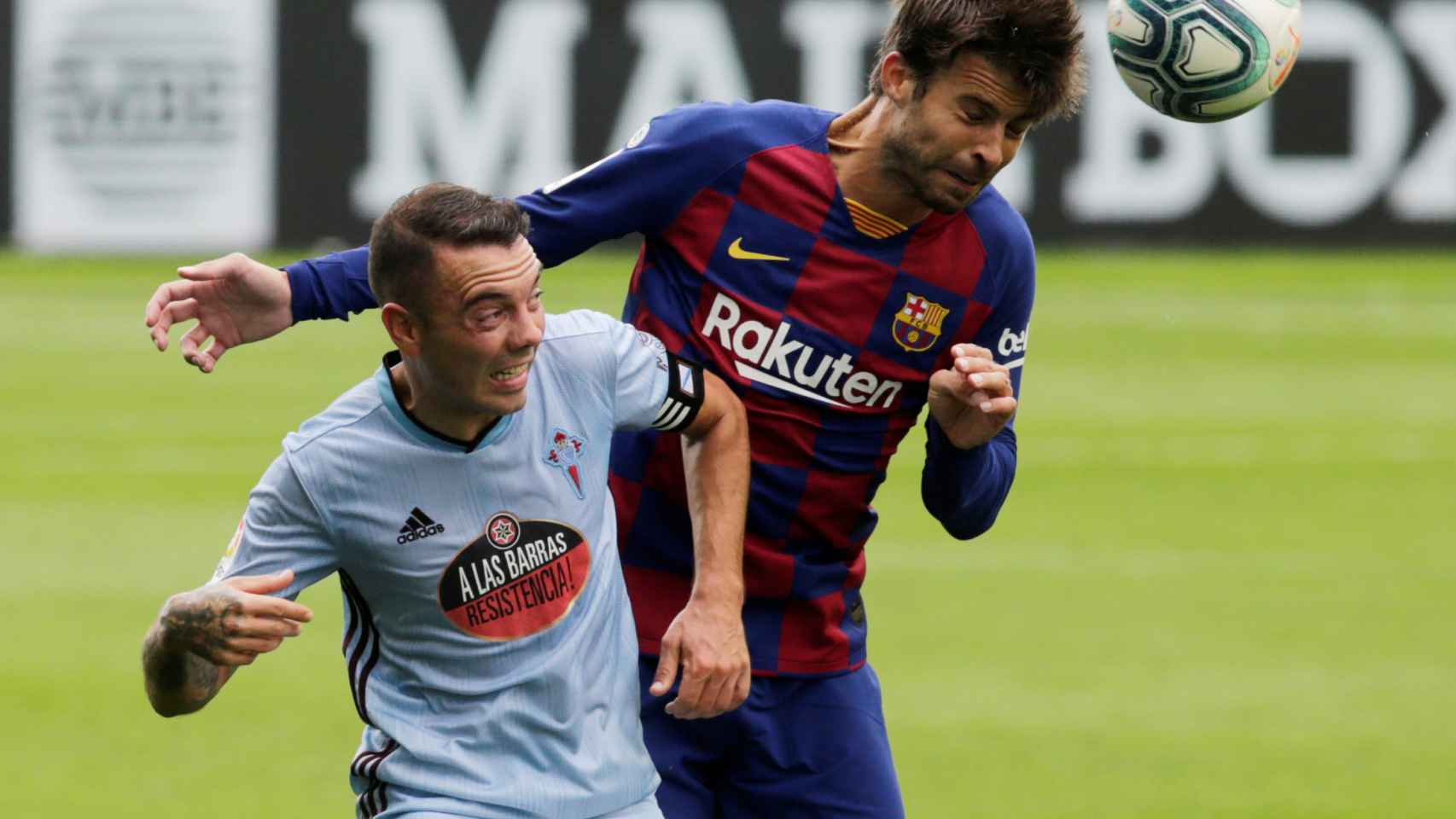 Iago Aspas y Piqué durante el Celta - Barça
