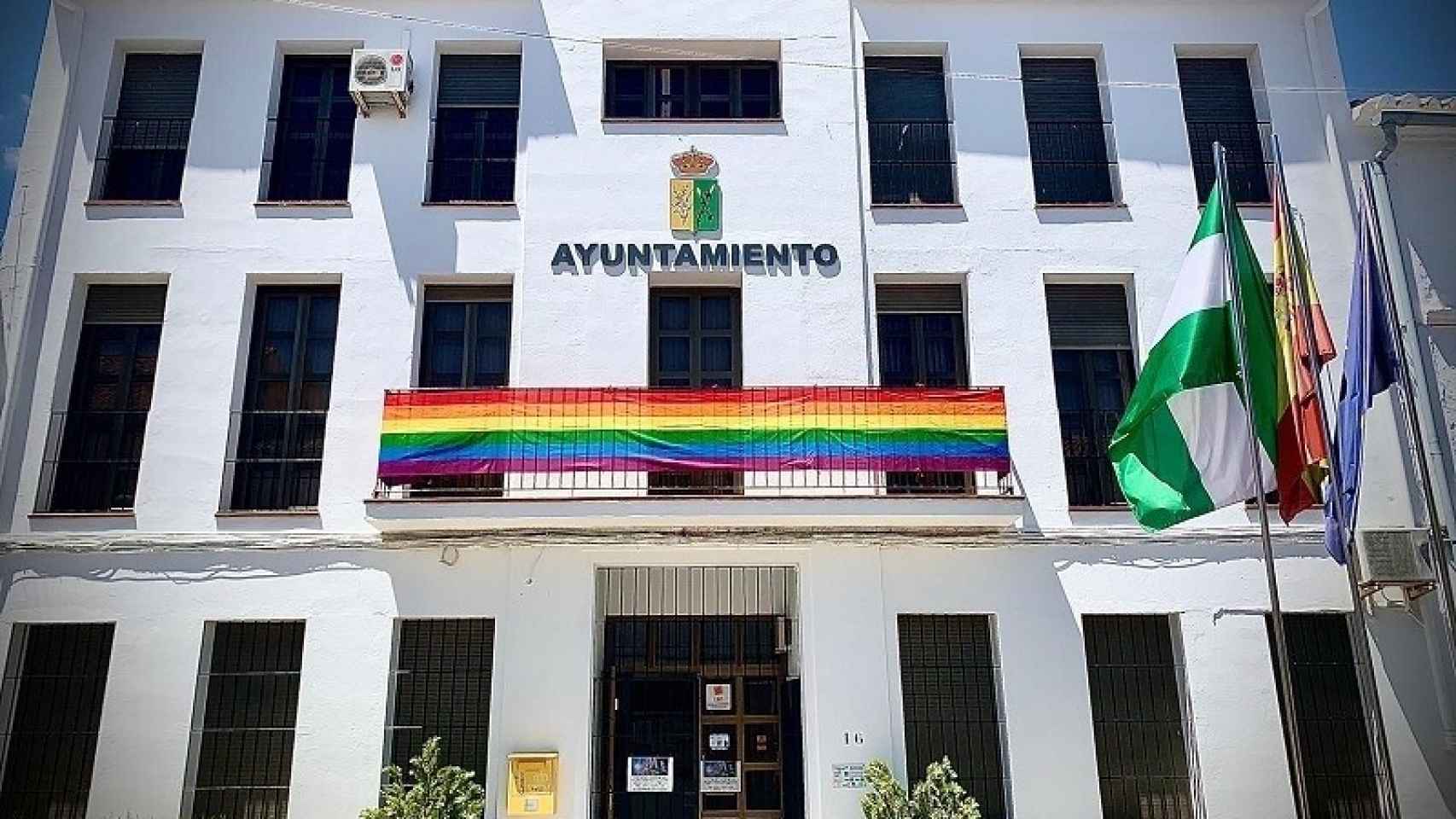 Bandera retirada en el Ayuntamiento de Villanueva de Algaidas.