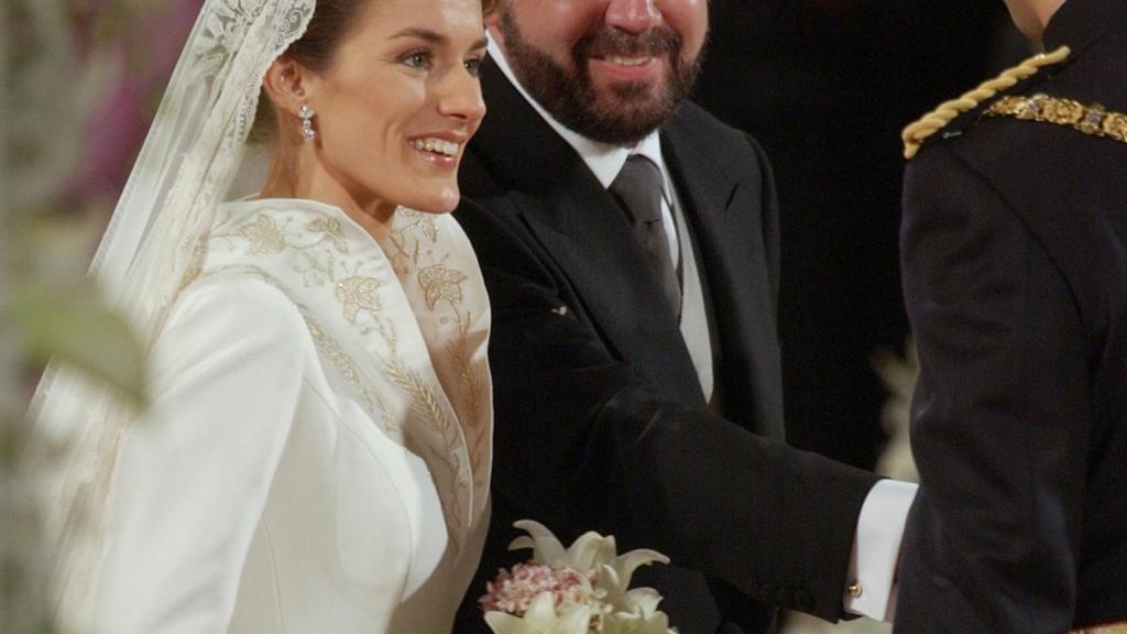 Jesús Ortiz, ejerciendo de padrino de su hijo en la boda de Letizia con Felipe VI.