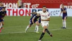Lucas Ocampos tira el penalti en el Sevilla - Real Valladolid