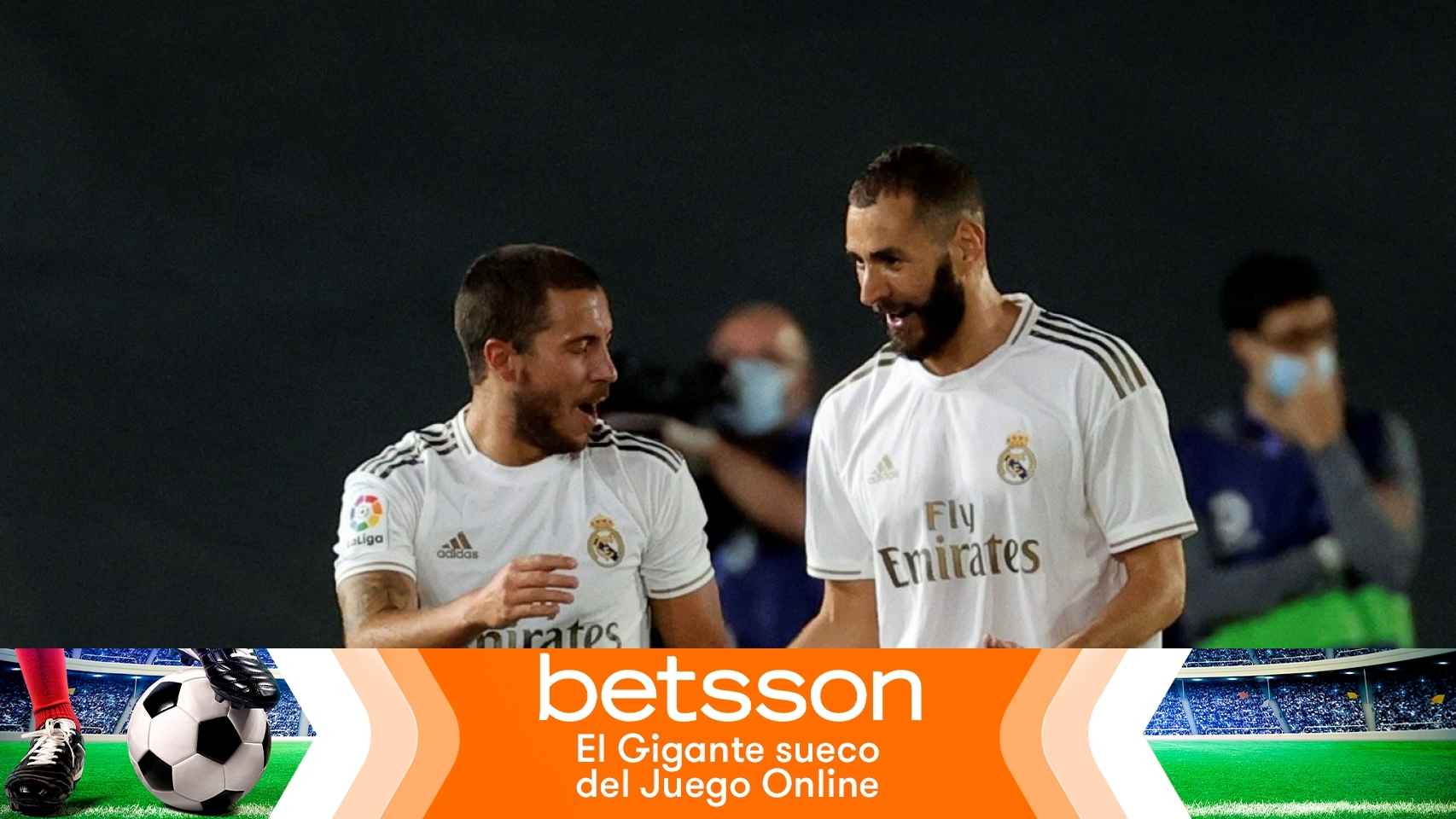 Hazard y Benzema celebran un gol con el Real Madrid