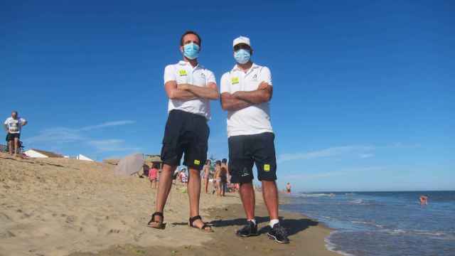 Alberto y Manuel, dos vigilantes de la playa en Andalucía contratados en el Plan de Playas Seguras ante el Covid.