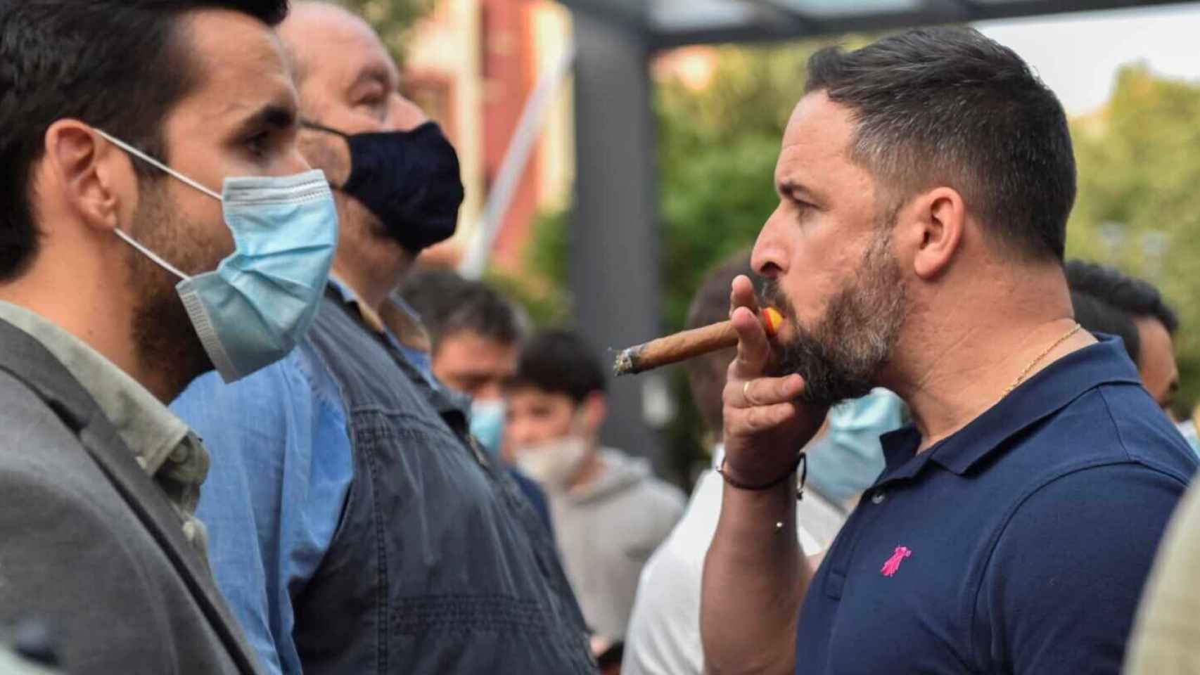 Santiago Abascal, fumando un puro durante los disturbios en torno al acto de Vox en Sestao.