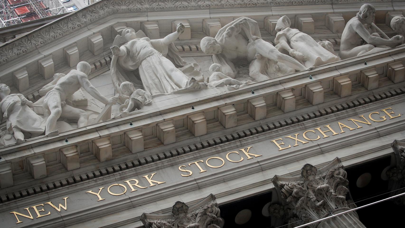 Detalle en la fachada de la Bolsa de Nueva York, en Wall Street.