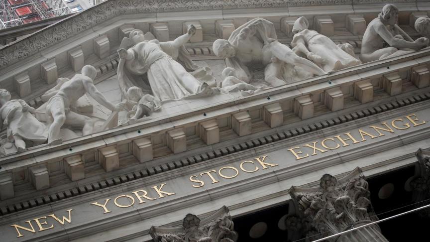 The front facade  of the of the NYSE is seen in New York