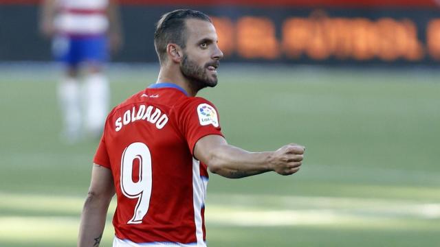 Roberto Soldado celebra su gol ante el Eibar con el Granada en La Liga