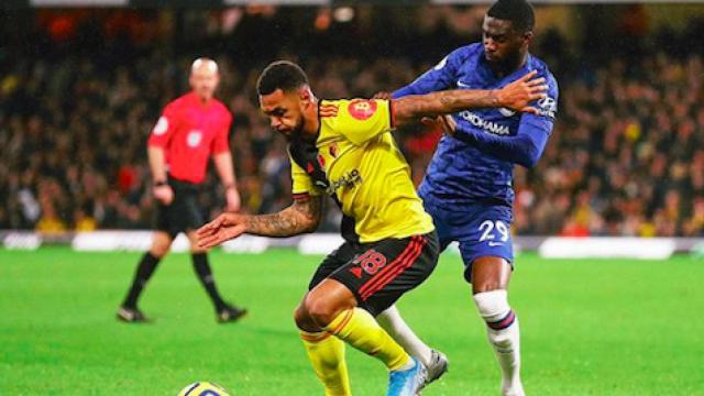 Andre Gray pelea un balón en un encuentro frente al Chelsea