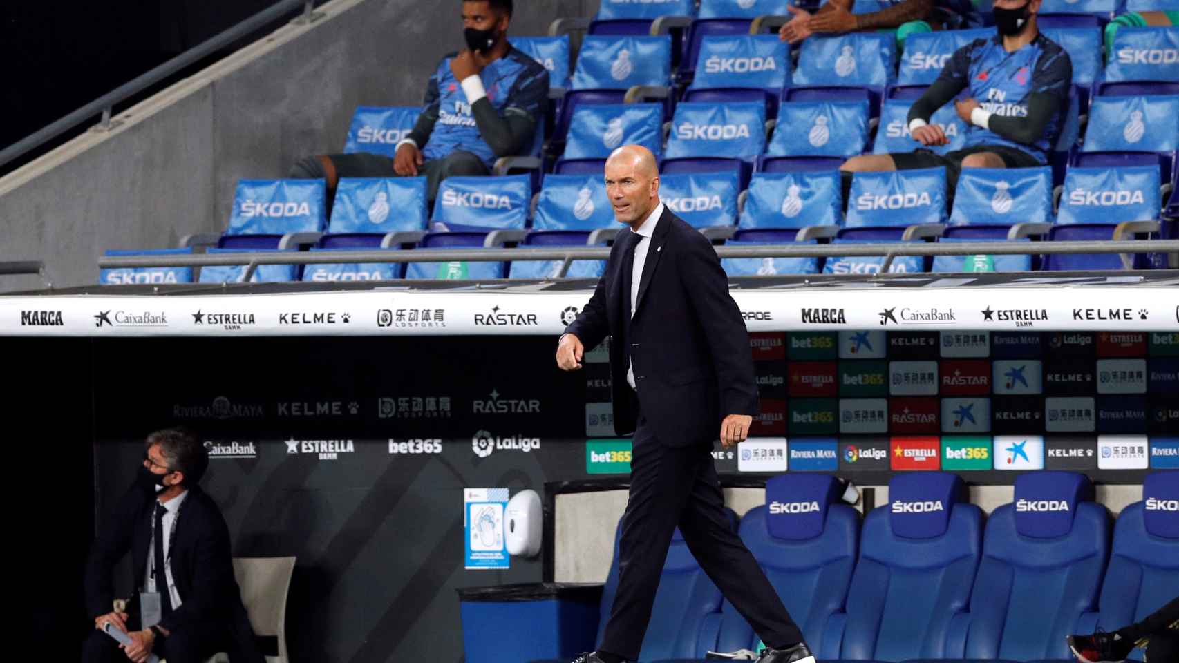 Zidane da órdenes a los jugadores del Real Madrid desde la banda del RCDE Stadium