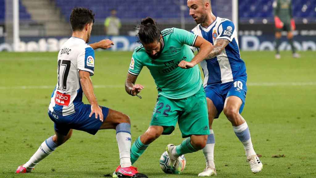 Isco Alarcón, presionado por dos jugadores del Espanyol