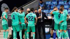 Zidane da órdenes a los jugadores del Real Madrid durante una pausa para la hidratación