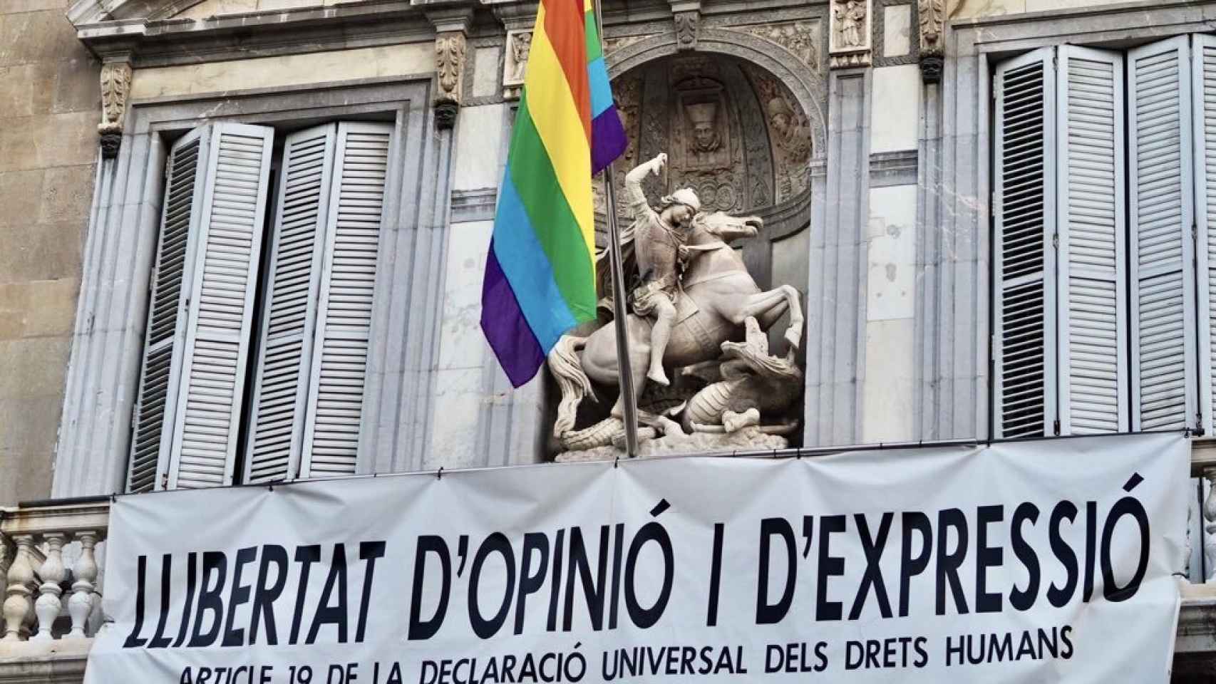 La bandera LGTBI en el balcón del Palau de la Generalitat de Cataluña.