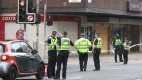 Agentes de policía acordonan la zona del incidente de este domingo en Glasgow. EP.