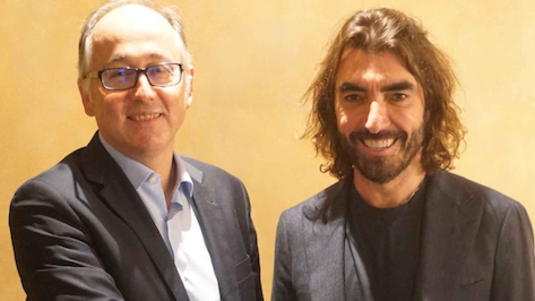 El presidente de Iberia, Luis Gallego, y el consejero delegado de Globalia, Javier Hidalgo, sellando el acuerdo de compra de Air Europa por parte de Iberia.