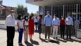 Los Reyes saludan a un grupo de ciudadanos a su llegada al centro social Don Bosco.