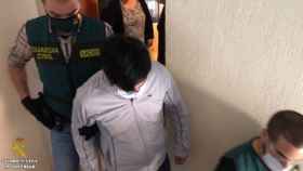 El detenido por la UCO en Madrid, saliendo de su domicilio.