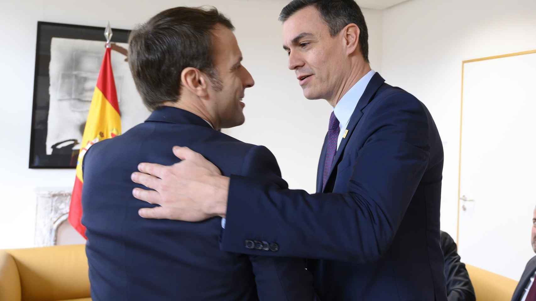 Pedro Sánchez abraza a Emmanuel Macron en un encuentro en febrero.