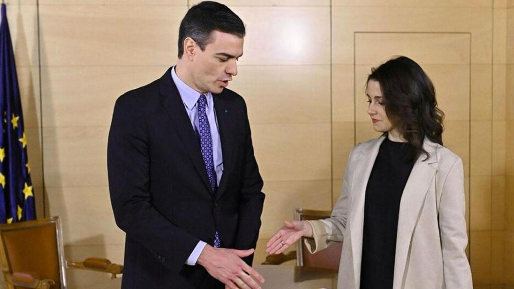 Pedro Sánchez e Inés Arrimadas se saludan en una de sus reuniones.
