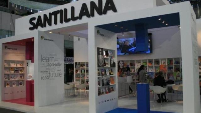 Imagen de un stand de la Editorial Santillana en una feria.