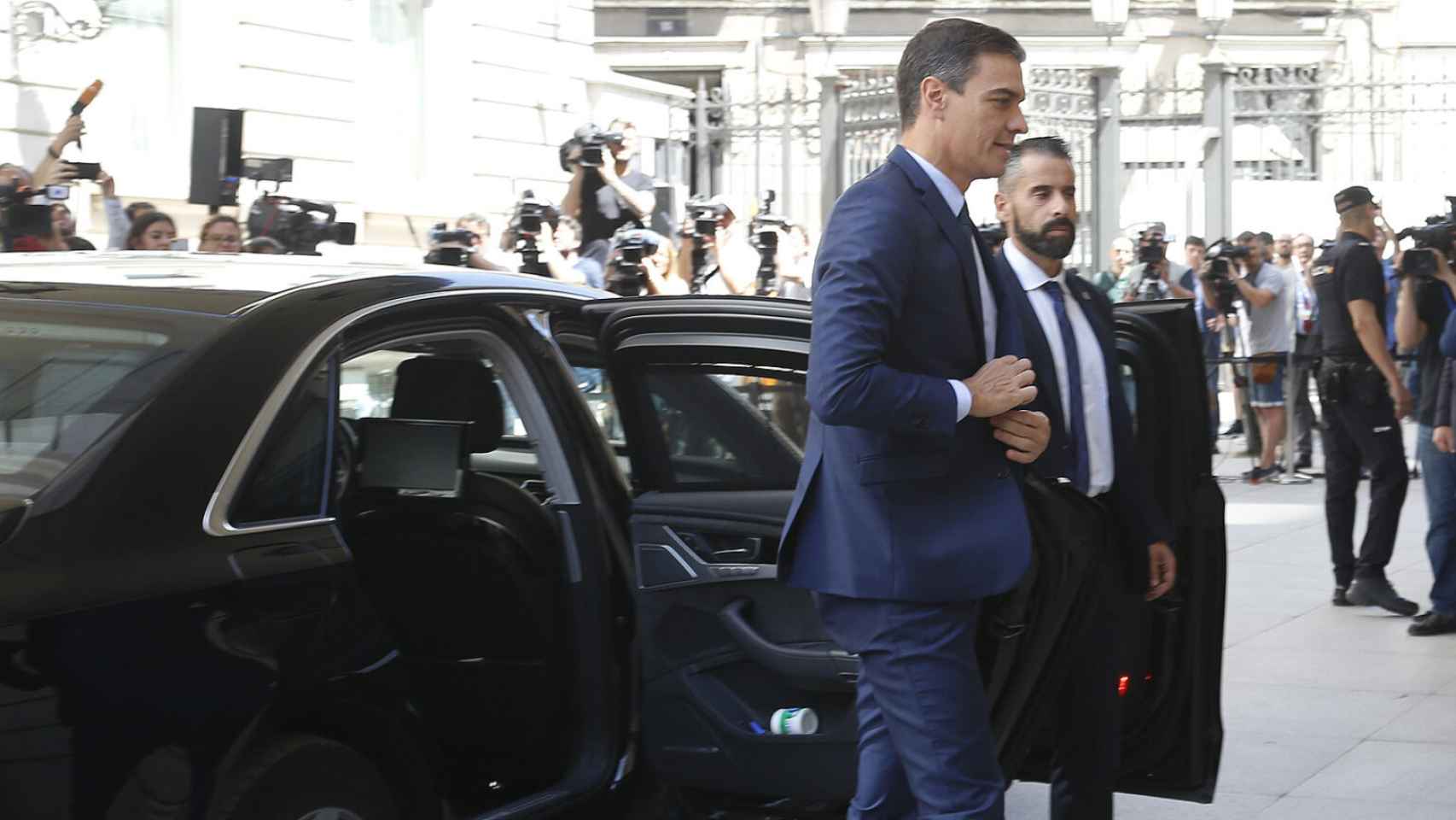 El presidente del Gobierno, Pedro Sánchez, saliendo del coche oficial.