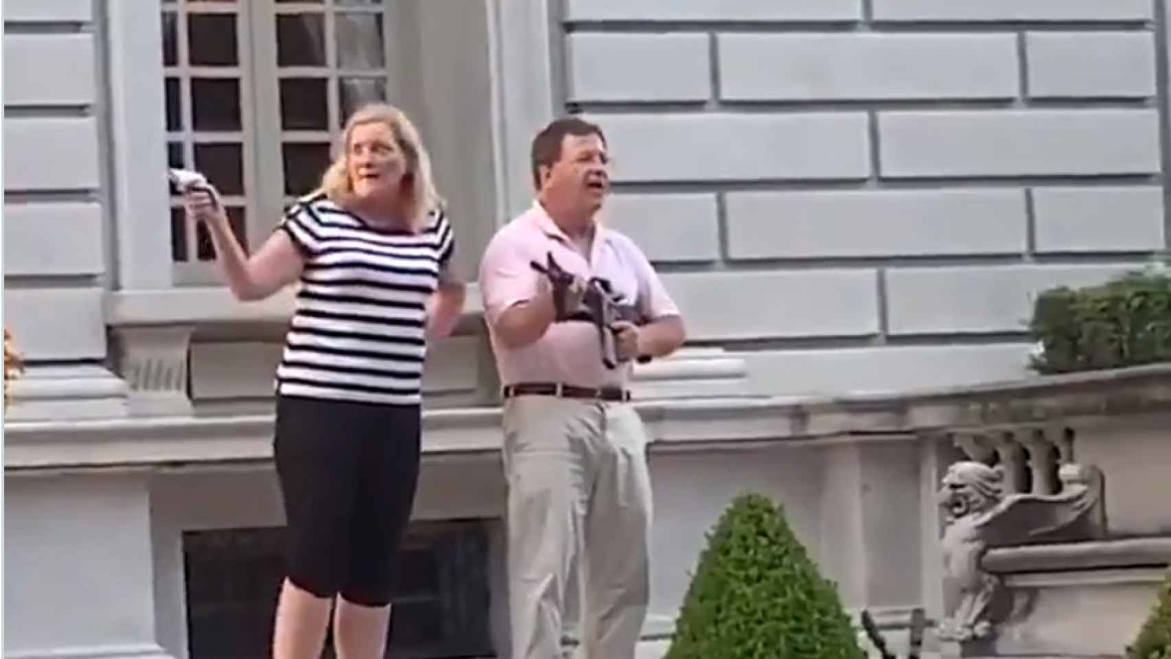 Trump comparte y luego borra un vídeo en el que una pareja apunta con un rifle a manifestantes contra el racismo