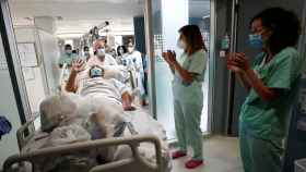 Un paciente de coronavirus abandona entre aplausos el hospital de Navarra tras 96 días de ingreso.
