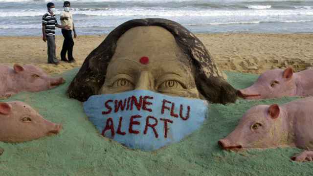 Una escultura de arena para alertar sobre la pandemia de gripe porcina de 2009.