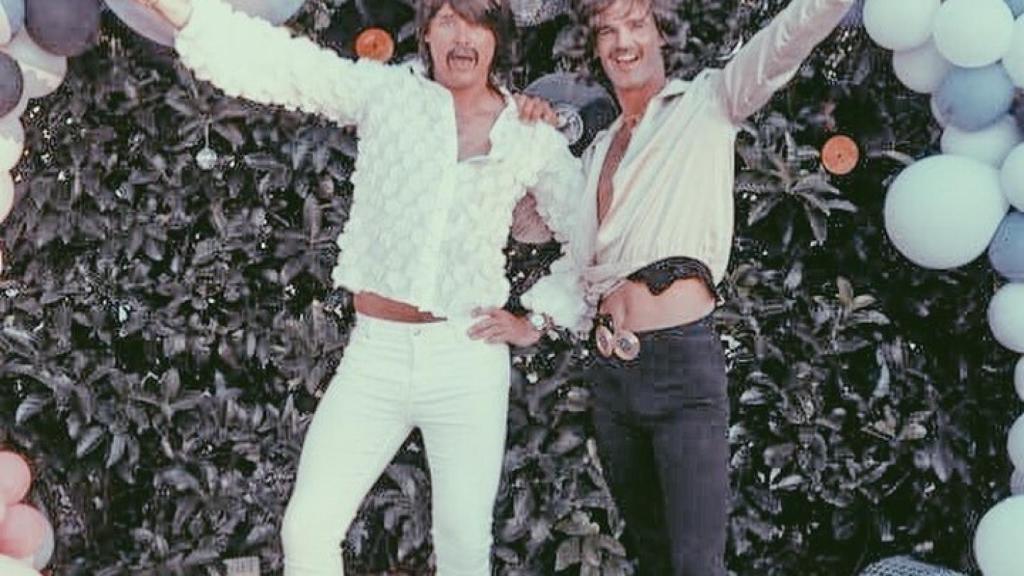 José Bono Jr. y Aitor Gómez en la fiesta alternativa de su boda.