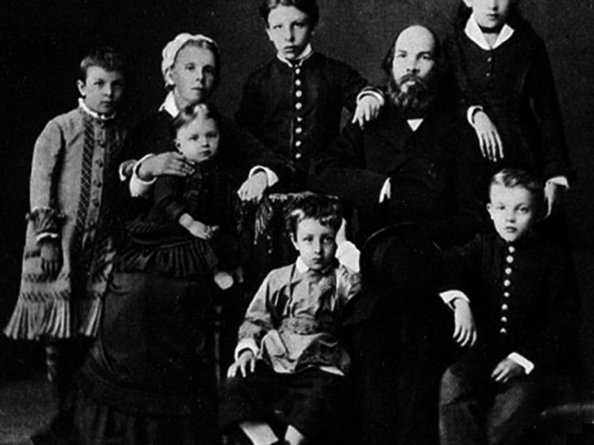 La familia Uliánov, con Lenin abajo a la derecha.