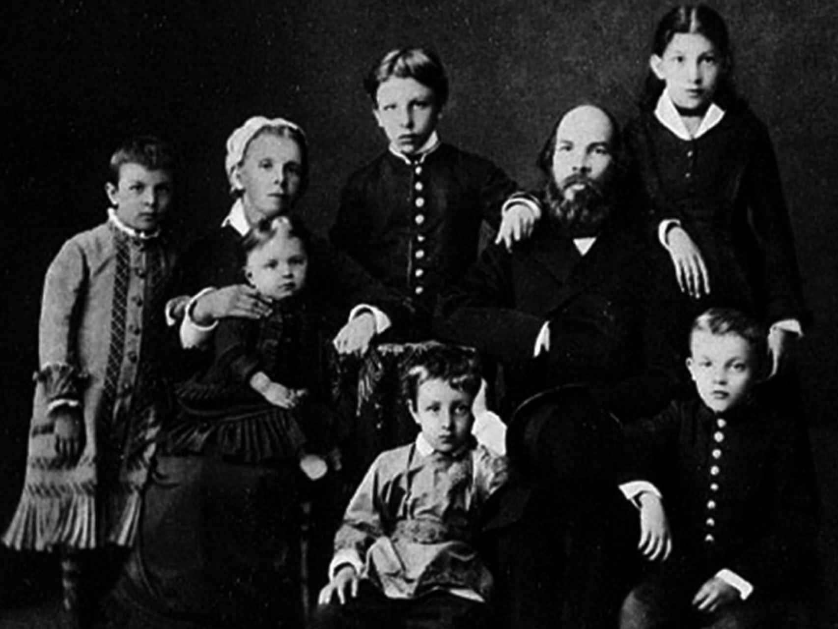 La familia Uliánov, con Lenin abajo a la derecha.