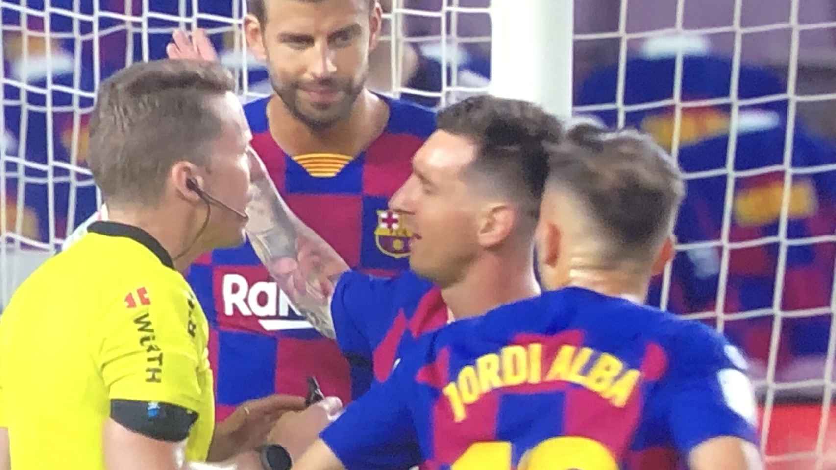 Messi y Piqué protestan ante Hernández Hernández, durante el Barcelona - Atlético de Madrid